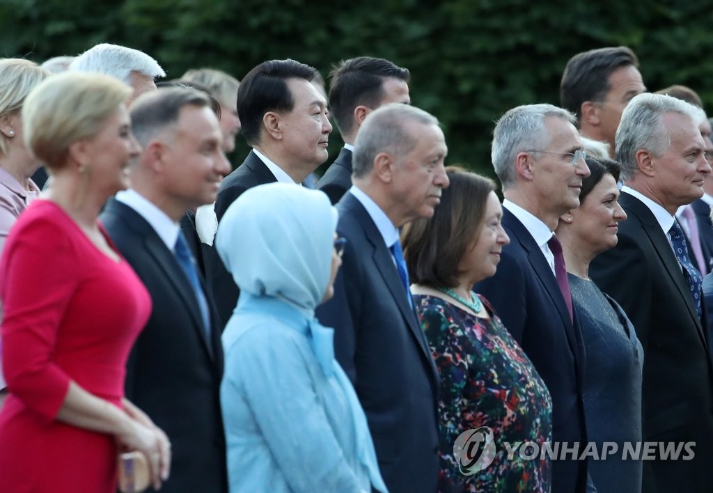 当地时间7月11日，在立陶宛总统府，北约峰会与会国领导人出席晚宴并合影留念。 韩联社