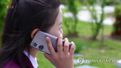 朝鲜新型智能手机亮相 外形酷似韩产手机