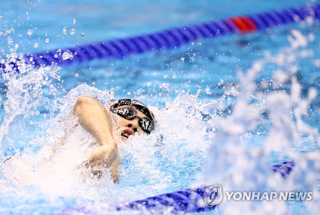 资料图片：7月28日，在日本福冈游泳世锦赛男子800米接力赛决赛中，黄宣优劈波斩浪、竞速角逐。 韩联社