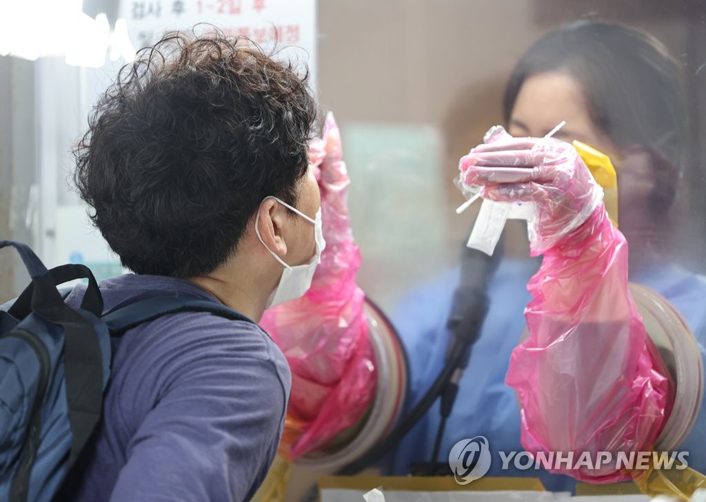 8月1日上午，在首尔市一处核酸检测点，市民接受采样。 韩联社