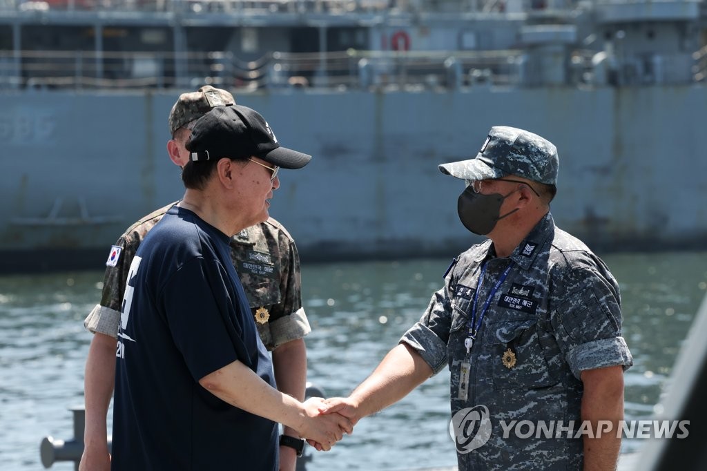 资料图片：2023年8月3日，尹锡悦视察慰问镇海海军基地。 韩联社/总统室供图（图片严禁转载复制）