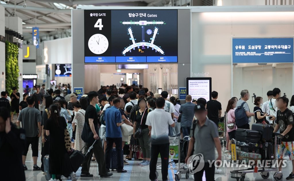 资料图片:8月6日，仁川国际机场第一航站楼人潮涌动。 韩联社