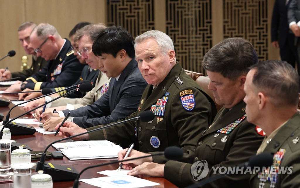 8月10日，在首尔龙山总统府，联合国军司令部司令保罗·拉卡梅拉（右三）应邀出席座谈会，并介绍司令部相关事宜。 韩联社