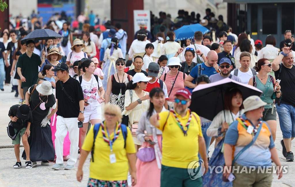 资料图片：8月14日，首尔的景福宫挤满国内外游客。 韩联社 