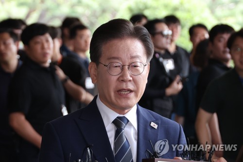 韩最大在野党首李在明9日就对朝汇款案到案受讯
