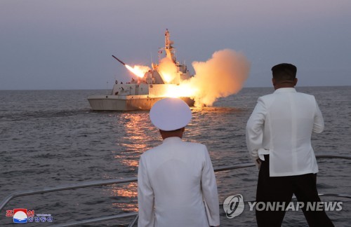 金正恩在韩美联演启动之际视察海军观摩射弹