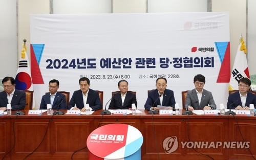 资料图片：8月23日，在国会举行的2024年度预算案党政协商会议上，企划财政部长官秋庆镐 （右三）正在发言。 韩联社