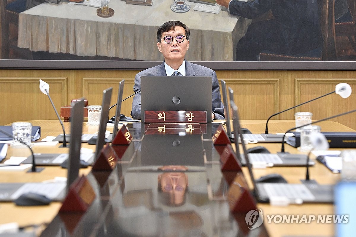 8月24日，在首尔市中区的韩国银行（央行），行长李昌镛主持金融货币委员会会议。 韩联社/联合摄影采访团