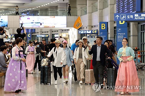 庆韩中建交31周年中国团队游客抵韩