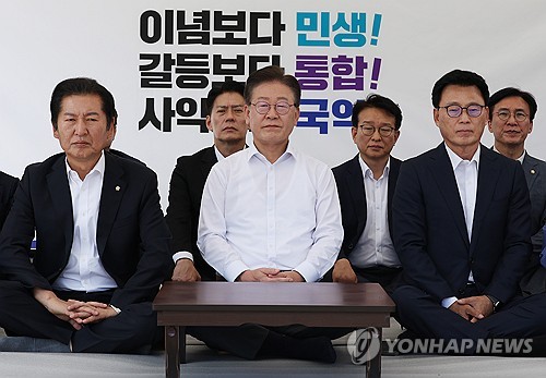 韩最大在野党党首无限期绝食抗议“暴政”