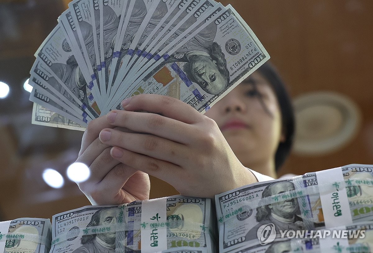 资料图片：清点美钞 韩联社