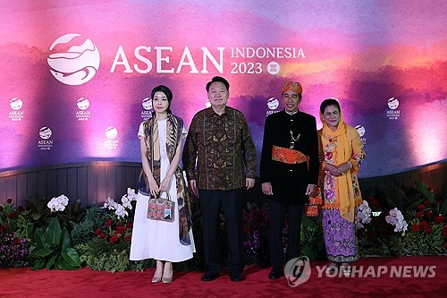 尹锡悦在印尼出席晚宴与各国领导人交流互动