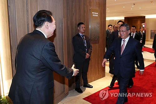 当地时间9月7日，在印尼雅加达会议中心，总统尹锡悦（左）准备与中国国务院总理李强握手。 韩联社
