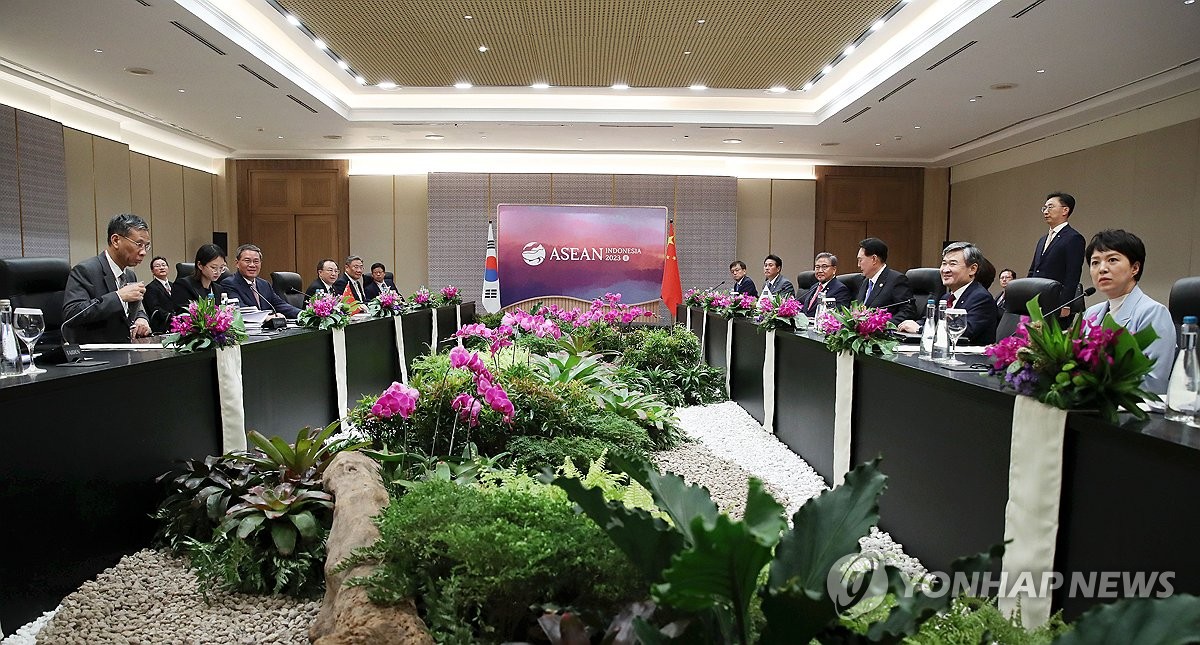 当地时间9月7日，在印尼雅加达会议中心，总统尹锡悦（右排右三）与中国国务院总理李强（左排左三）举行会谈。 韩联社