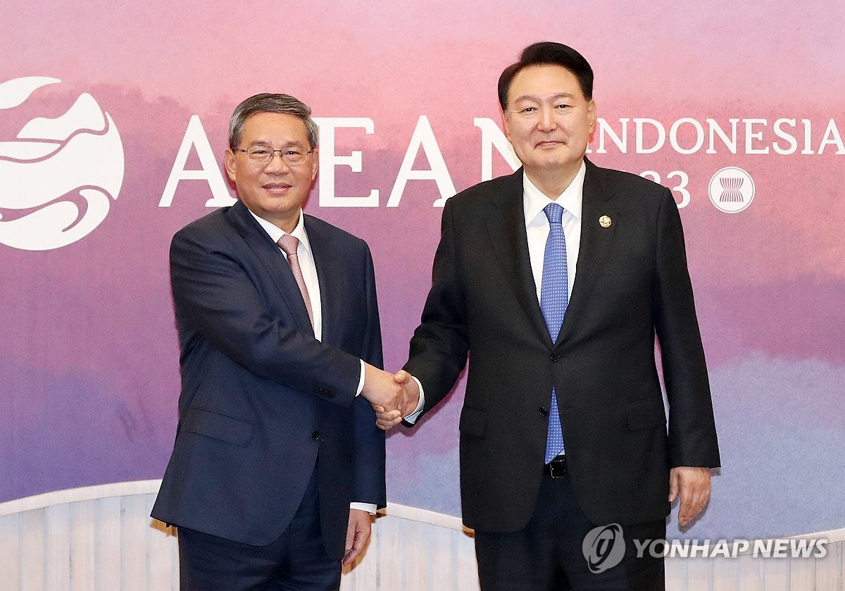 当地时间9月7日，在印尼雅加达会议中心，尹锡悦（右）与中国国务院总理李强合影留念。 韩联社