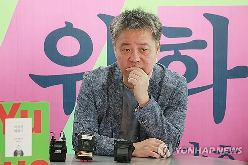 9月8日，在首尔钟路区，中国当代知名作家余华从事文学创作40周年记者座谈会举行。 韩联社