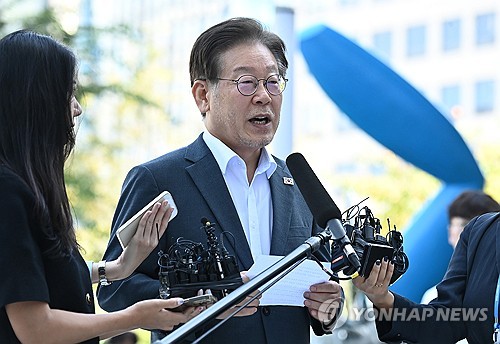 韩最大在野党首李在明就对朝汇款案到案受讯