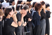 [삶] "학부모에 총 주고, 교사는 꽃으로 막으라니" 숨진 女교사 남편