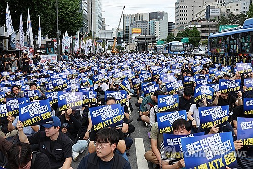 韩国铁路大罢工首日 影响出行和物流