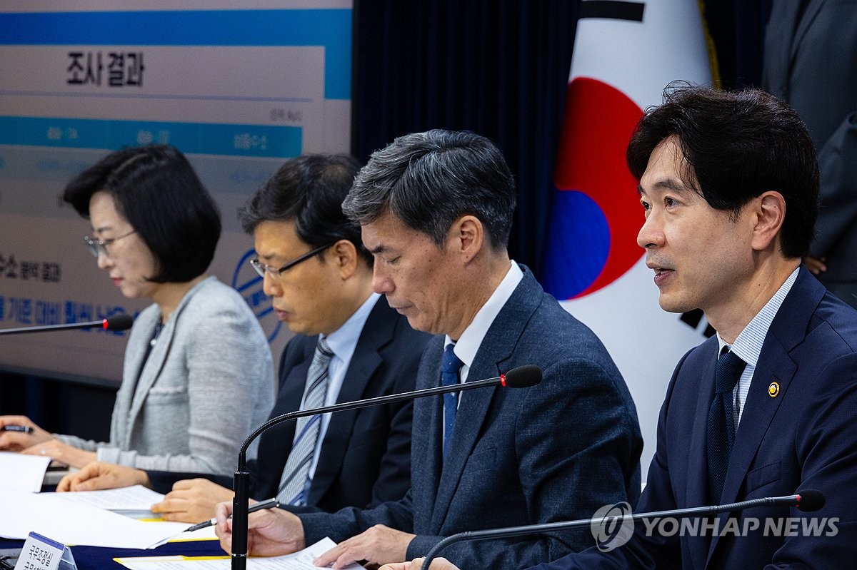 资料图片：9月15日，在中央政府首尔办公楼，韩国海洋水产部次官朴成训（右一）出席记者会并发言。 韩联社