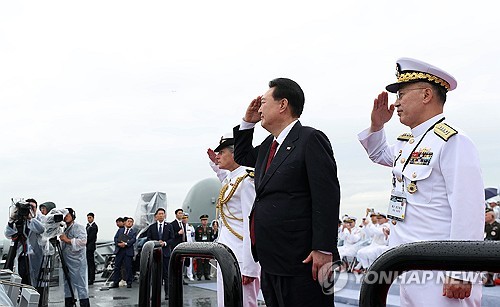 9月15日，在海军登陆舰“露积峰”号上，韩国总统尹锡悦（右二）向受阅官兵致意。 韩联社/总统室通讯摄影记者团（图片严禁转载复制）