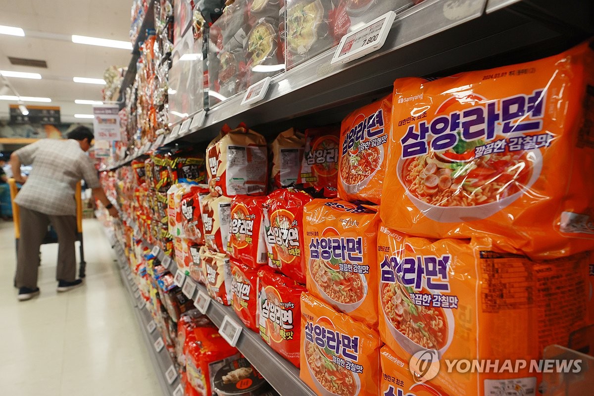 资料图片：大型超市的方便面货架 韩联社