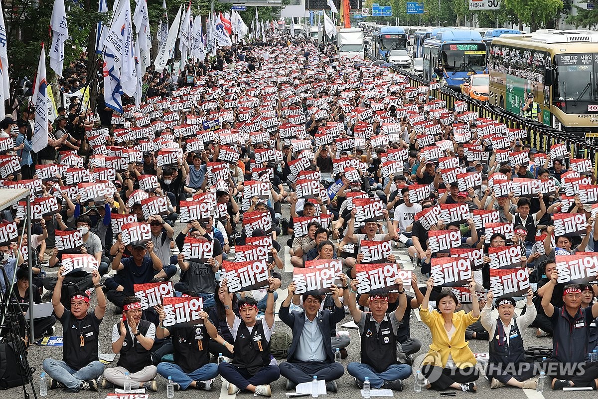 资料图片：9月16日，铁路工会总罢工在首尔龙山区南营站一带进入第三天，图为工会成员高举标语，要求停止铁路民营化政策。 韩联社