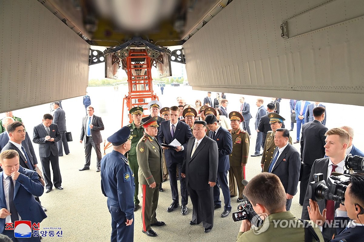 据朝中社9月17日报道，朝鲜国务委员会委员长金正恩（居中）前一日访问俄罗斯符拉迪沃斯托克附近的克涅维契军用机场，俄罗斯国防部长绍伊古前来迎接。 韩联社/朝中社（图片仅限韩国国内使用，严禁转载复制）