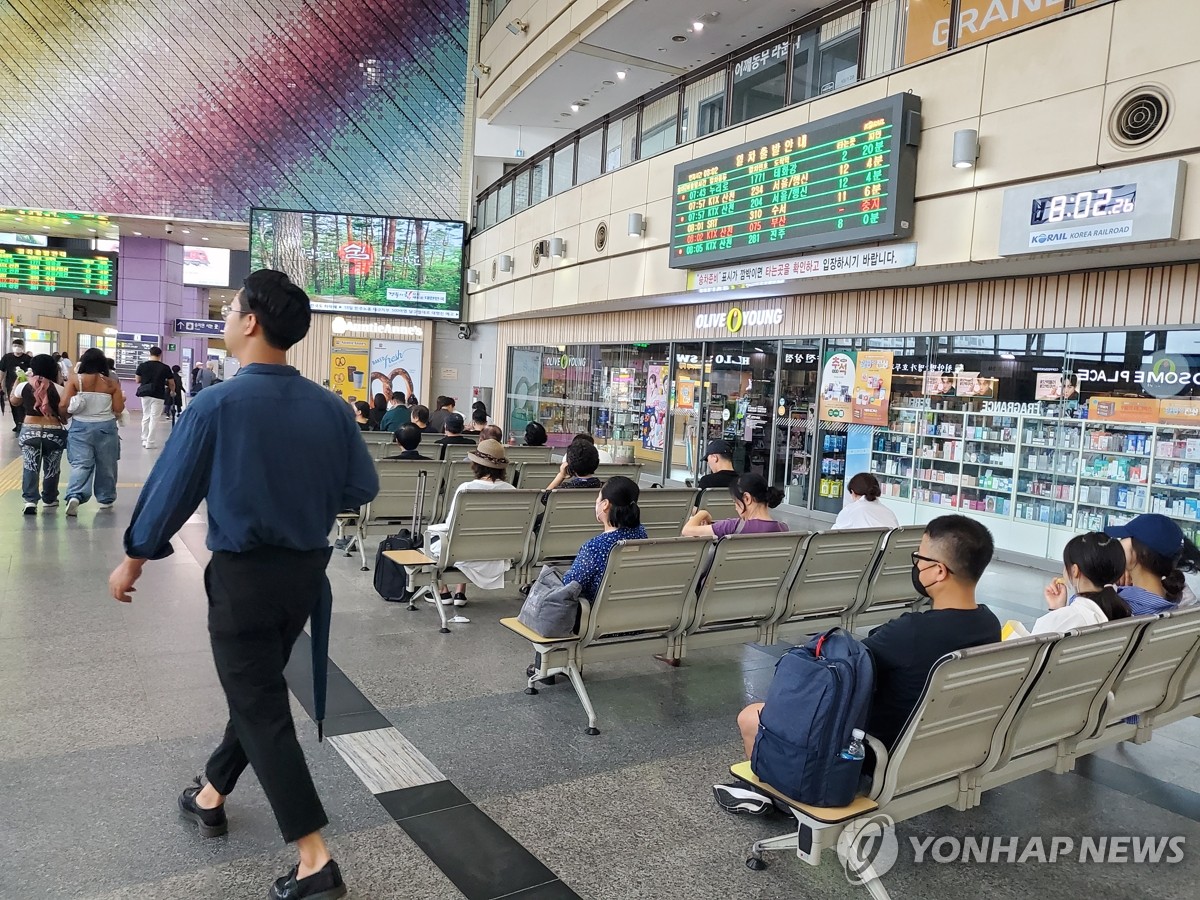 资料图片：9月14日，在大邱东大邱站，大屏幕上打出列车停运、延误信息。 韩联社