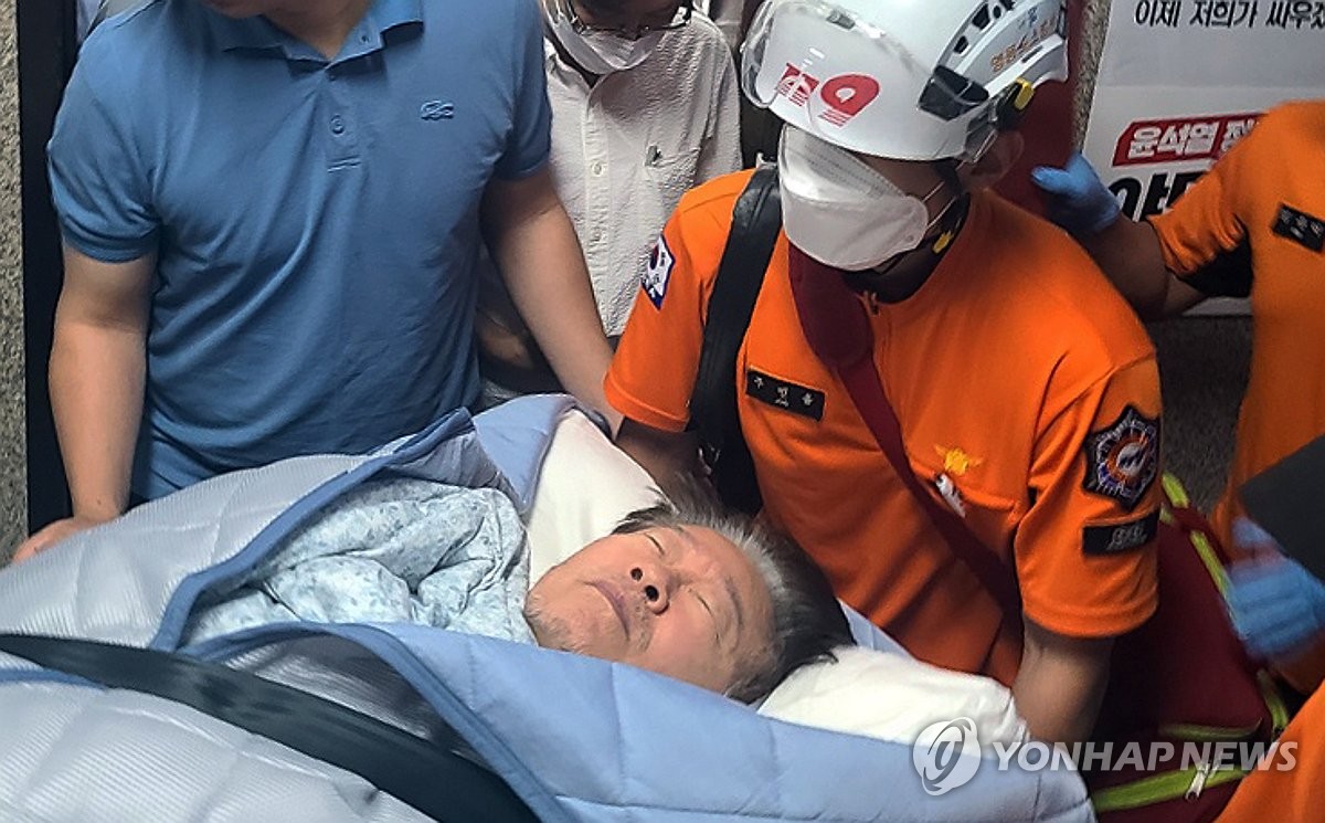 资料图片:9月18日,在位于首尔汝矣岛的韩国国会大楼,最大在野党共同民主党党首李在明因健康状况恶化而被紧急送医救治。李在明于上月31日开始进行绝食示威,要求政府进行执政改革并全面改组内阁,当天是李在明绝食的第19天。 韩联社