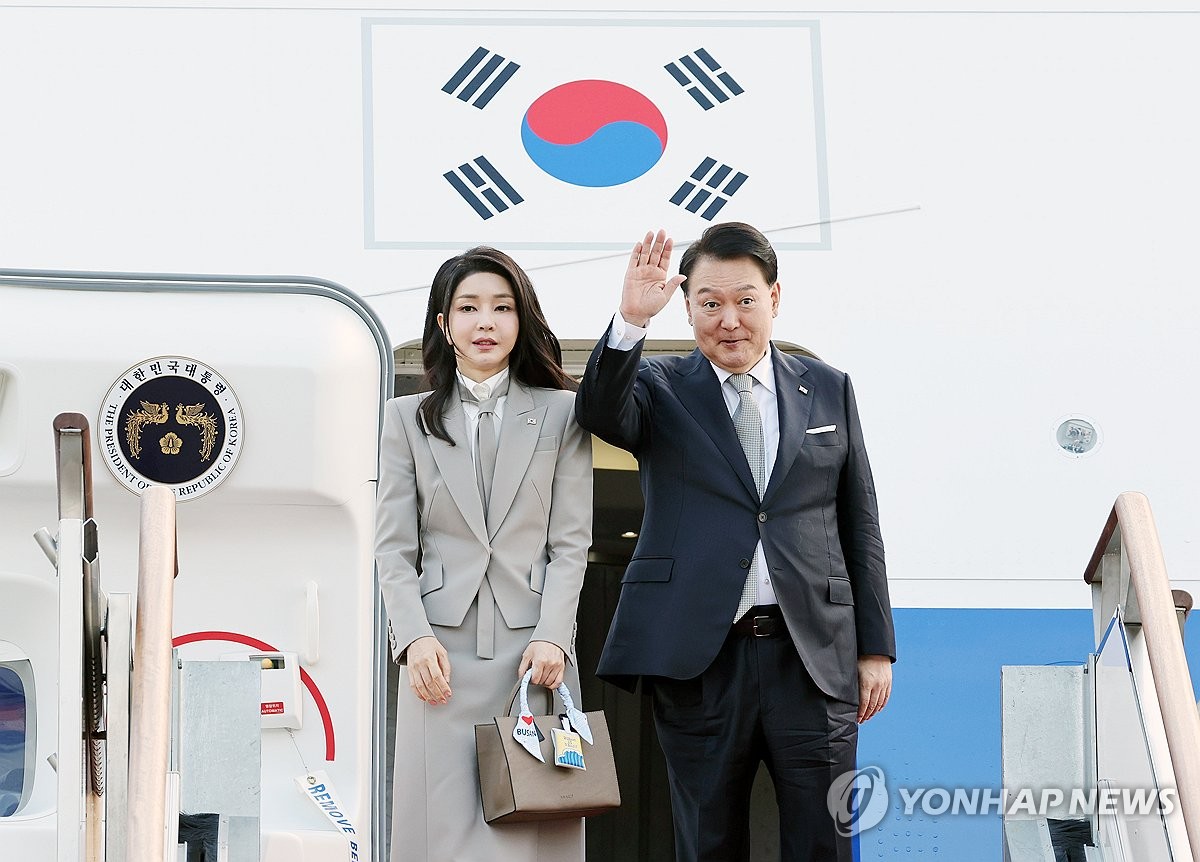 9月18日，在位于京畿道的首尔机场，韩国总统尹锡悦（右）携夫人金建希搭乘总统专机“空军一号”赴美出席第78届联合国大会。 韩联社
