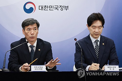 9月18日，在首尔，朴购然（左）举行每日简报，就日核问题答记者问。 韩联社