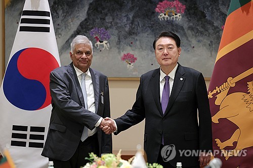 当地时间9月18日，在纽约，韩国总统尹锡悦（右）会见斯里兰卡总统拉尼尔·维克拉马辛哈。 韩联社
