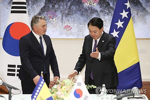 资料图片：当地时间9月18日，在纽约，韩国总统尹锡悦（右）会见波黑主席团轮值主席（总统）泽利科·科姆希奇。 韩联社