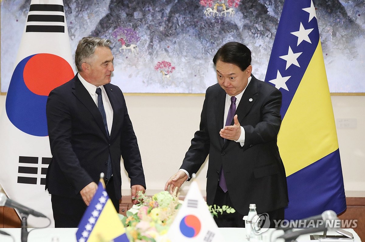 资料图片：当地时间9月18日，在纽约，韩国总统尹锡悦（右）会见波黑主席团轮值主席（总统）泽利科·科姆希奇。 韩联社