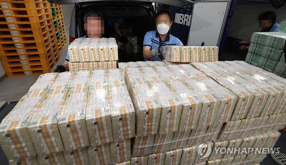 资料图片：9月19日，在首尔中区的央行货币收纳库，工作人员正在整理货币。 韩联社/联合摄影团
