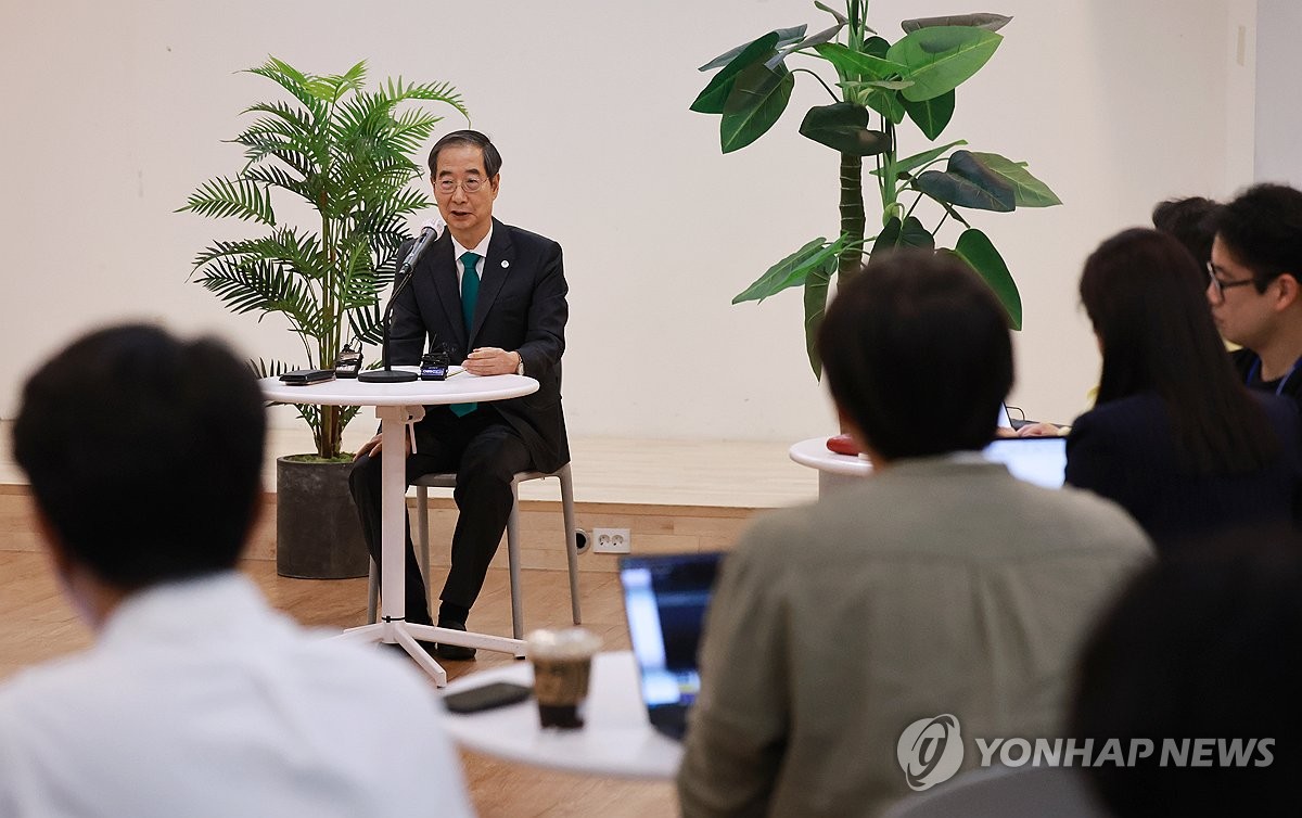 9月19日，在中央政府首尔办公大楼，国务总理韩悳洙同跑口记者座谈。 韩联社