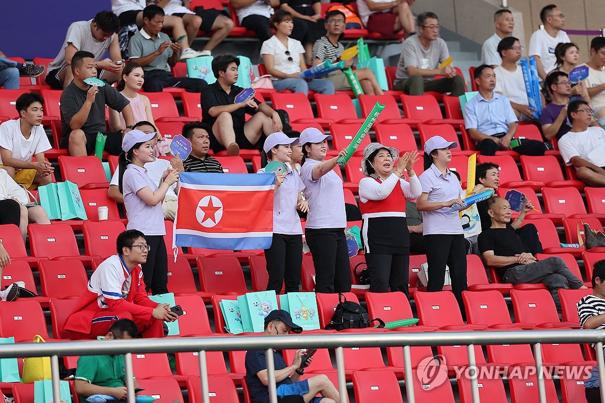 9月19日，在浙江师范大学东体育场，朝鲜啦啦队为朝鲜男足加油助威。 韩联社