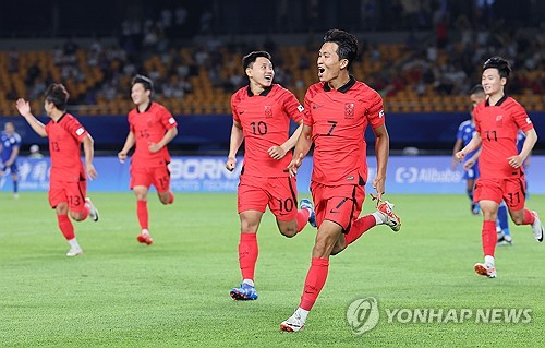 9月19日，在浙江省金华体育中心体育场，韩国男足亚运队迎来小组赛首战，对阵科威特队。图为韩国选手郑优营（7号球衣）成功进球后欢呼庆祝。 韩联社