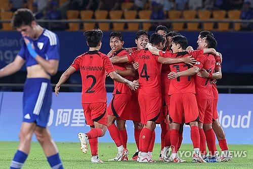9月19日，在浙江金华体育中心体育场，韩国男足对阵小组赛首轮对手科威特队，最终以9比0横扫获胜。图为韩国队庆祝获胜。 韩联社