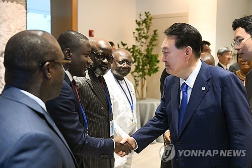 当地时间9月19日，为参加第78届联合国大会正在访美的韩国总统尹锡悦在纽约出席韩国和加纳首脑午餐会。图为尹锡悦（右一）与加方人员握手致意。 韩联社/联合采访团
