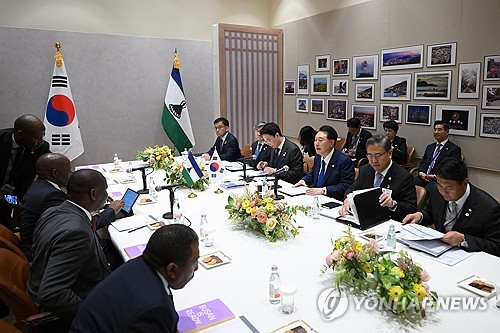 当地时间9月19日，为参加第78届联合国大会访美的韩国总统尹锡悦（右排右三）在纽约与莱索托首相萨姆·马特凯恩举行首脑会谈。 韩联社/联合采访团