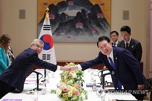 当地时间9月19日，为参加第78届联合国大会正在访美的韩国总统尹锡悦（右）在纽约联合国总部会见国际奥委会（IOC）主席托马斯·巴赫。 韩联社/联合采访团