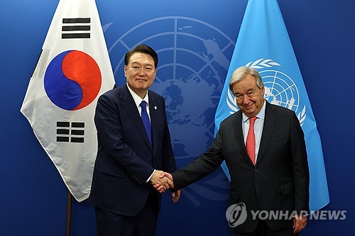 当地时间9月19日，为参加第78届联合国大会正在访美的韩国总统尹锡悦（左）在纽约联合国总部会见联合国秘书长安东尼奥·古特雷斯。 韩联社/联合采访团