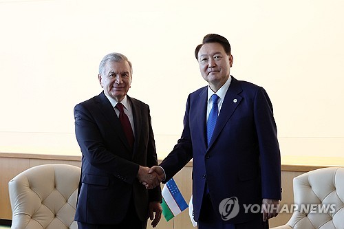 当地时间9月19日，在美国纽约，韩国总统尹锡悦（左）和乌兹别克斯坦总统沙夫卡特·米尔济约耶夫举行双边会谈。图为双方合影留念。 韩联社/联合摄影团