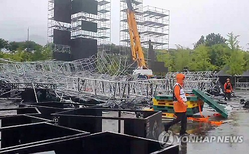 韩国京畿道河南市一舞台装置倒塌致8人受伤