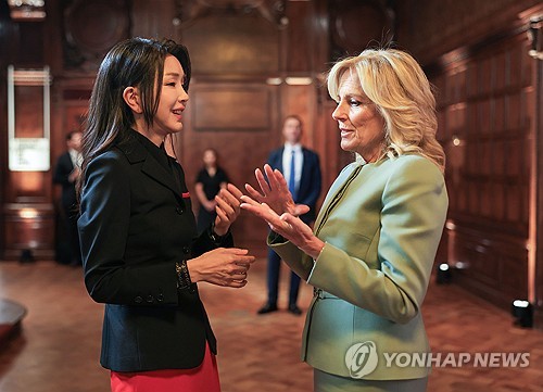 韩美总统夫人交谈