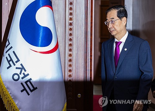 韩国会宪政史上首次通过总理撤职建议案