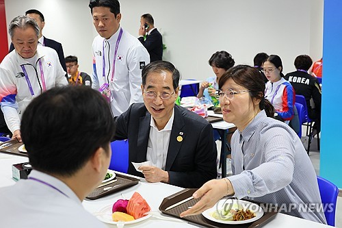 韩总理韩悳洙参观选手村勉励韩国亚运健儿