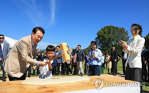 尹锡悦与小朋友打年糕